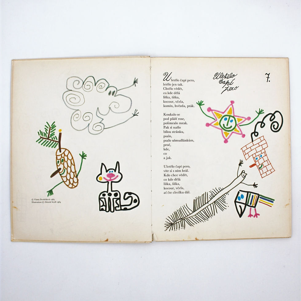 Livre ouvert avec dessins colorés d’animaux et d’un soleil; texte tchèque visible, ambiance ludique.
