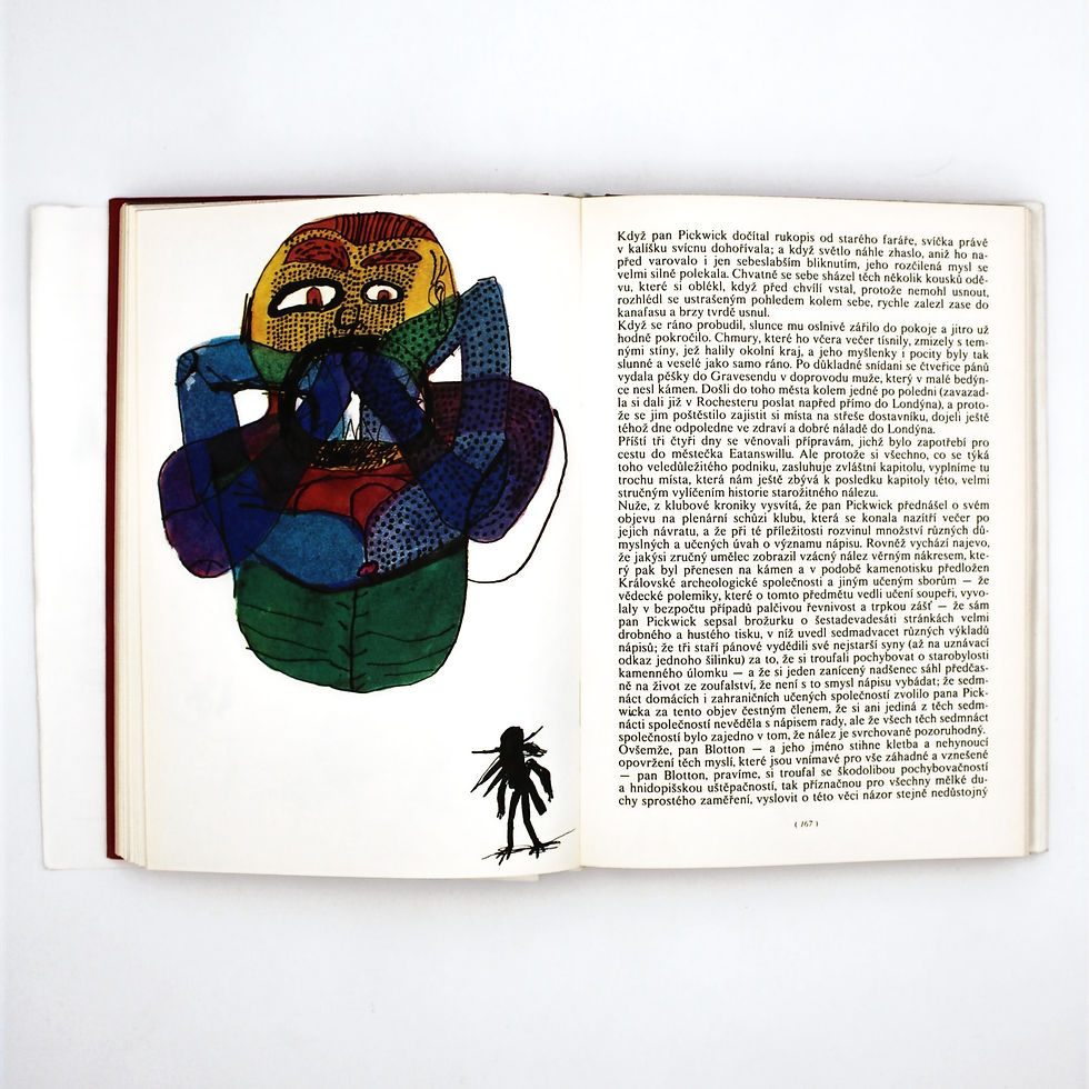 Livre ouvert: page illustrée d’un visage abstrait coloré à gauche, texte en tchèque à droite, ambiance étrange et littéraire. Kronika Pickwickova klubu illustré parJiří Šalamoun