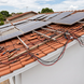 Painéis solares mal instalados em telhado e sistema falhando