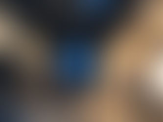 Ein geteiltes Bild, das den Kontrast zwischen mangelhafter und professioneller Lichtplanung zeigt: Links ein frustrierter Bauarbeiter in einer dunklen Halle mit Kabelsalat, rechts ein Planer in einem modern und sauber beleuchteten Raum mit LED-Panels.