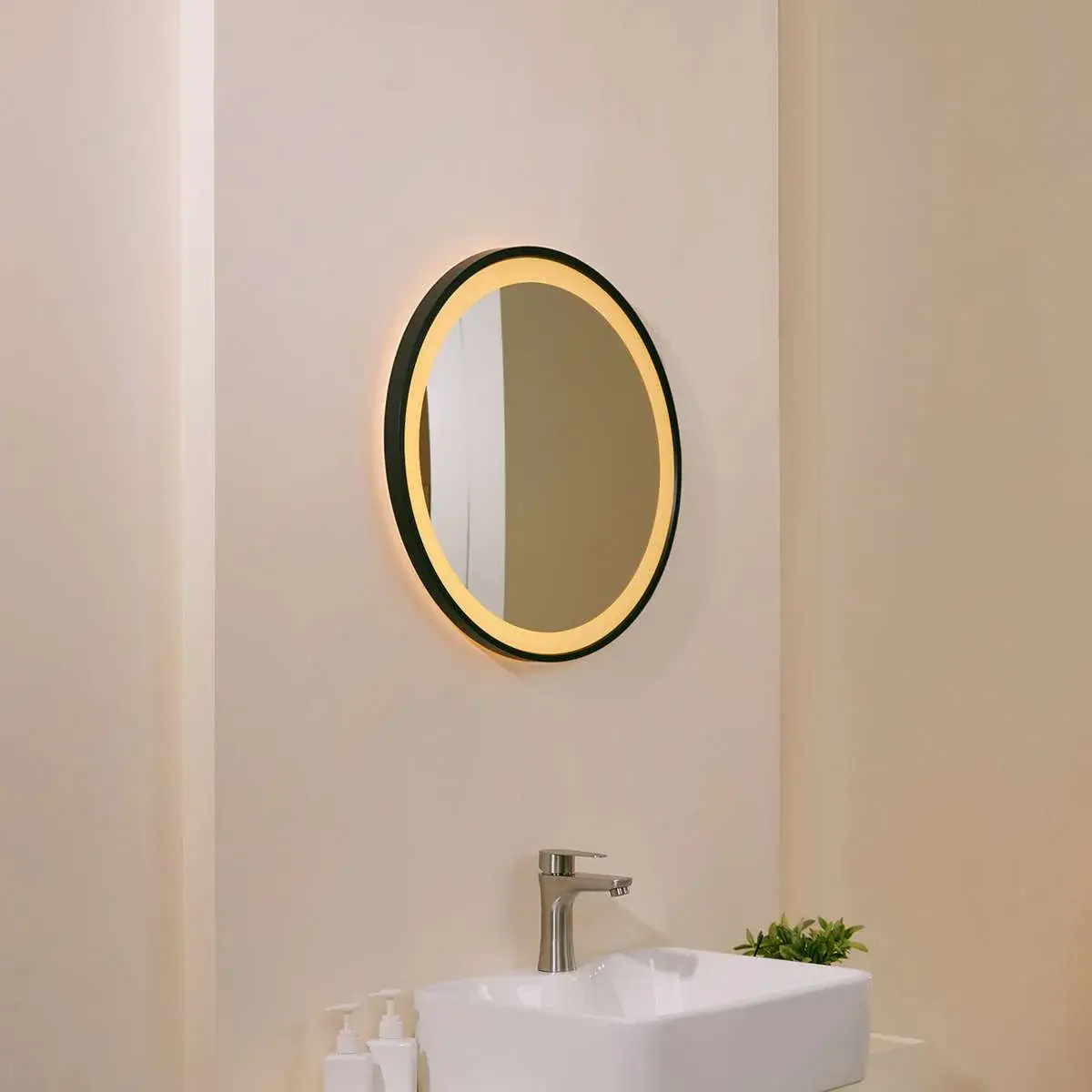 runder Spiegel beleuchtet