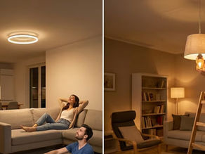Links: Frau auf Sofa unter Deckenlampe in Küche; rechts: Mann wechselt Glühbirne in Stehlampe im Wohnzimmer. Beide wirken entspannt.