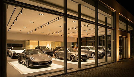 luxuriöse Autos in einem modernen Autohaus