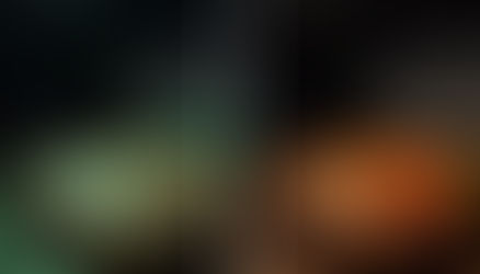 Licht-Vergleich am Beispiel eines Steaks: Ein niedriger $CRI$-Wert (links) lässt das Essen grau wirken, während ein hoher $CRI$-Wert (rechts) für natürliche, appetitliche Farben sorgt.