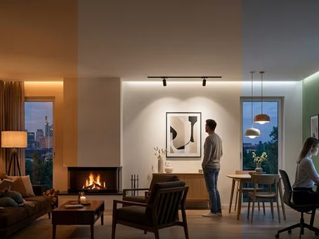 Drei Lichtfarben im Vergleich: Ein Wohnraum visualisiert den Übergang von gemütlichem Warmweiß über funktionales Neutralweiß bis hin zu aktivierendem Kaltweiß (Tageslichtweiß).