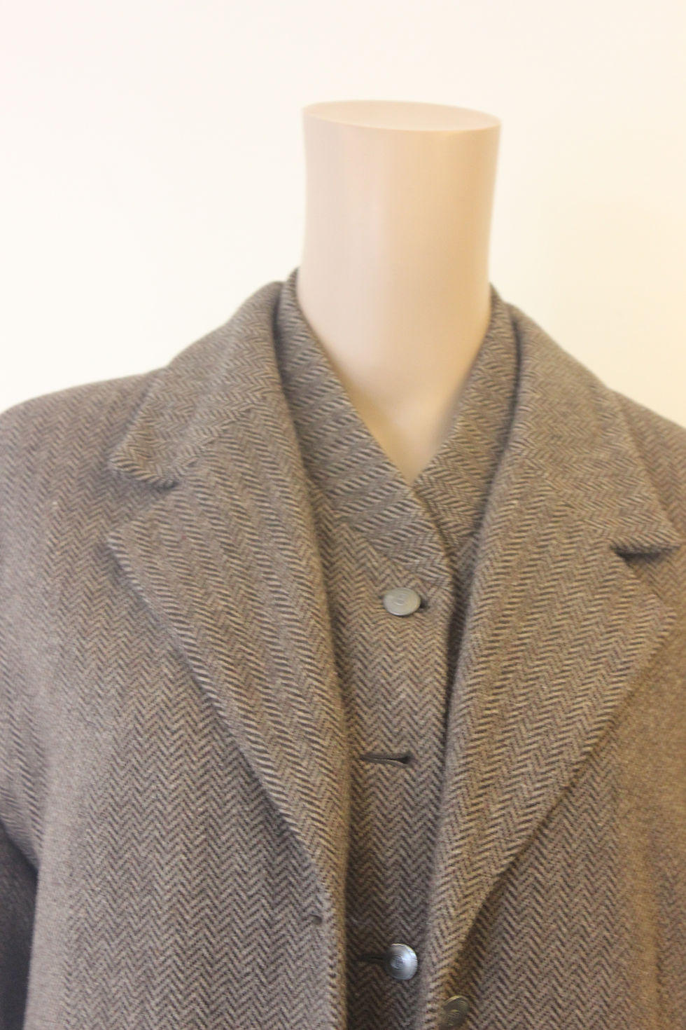 Thumbnail: Lanaby's wollen set van jasje en gilet maat 46
