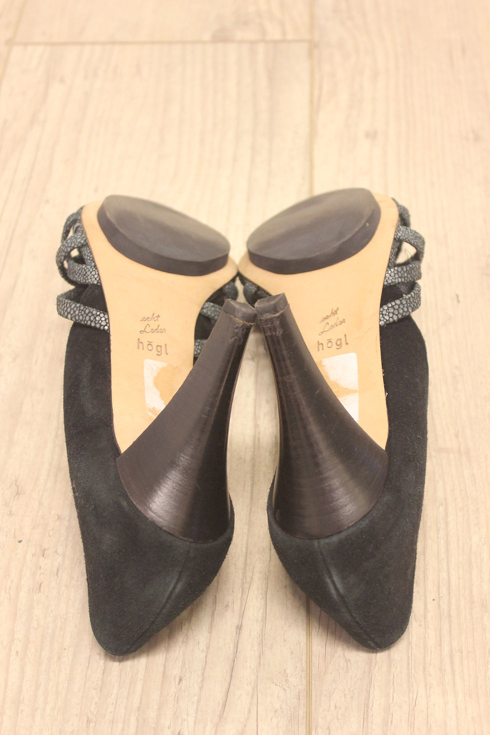 Thumbnail: Antraciet pumps van Högl in maat 7 (maat 40,5). De schoen zijn van binnen en van