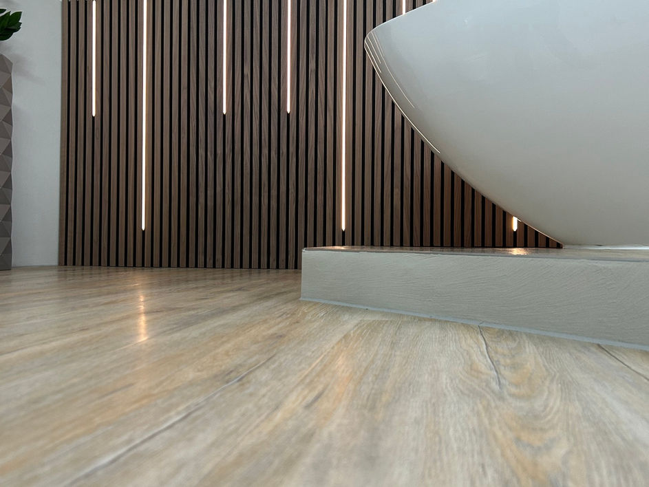 Bodenverlegung mit Vinylboden und Microzement