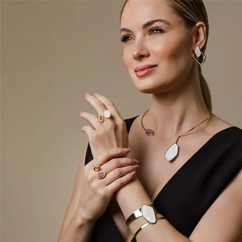 Thumbnail: Gold Earring with selenite