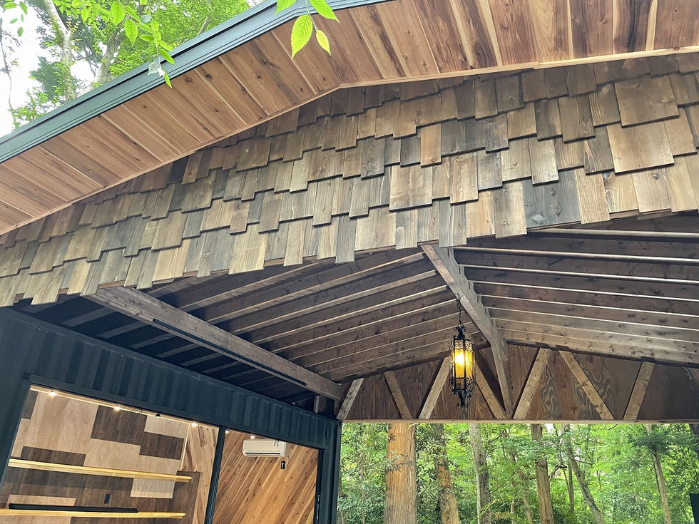 垂れ壁部はコバ葺きで一枚ずつ施工