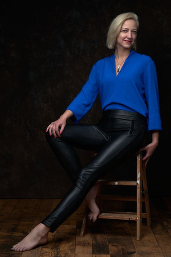 Portrait créatif d’une femme en tenue bleue, réalisé en studio à Longueuil.