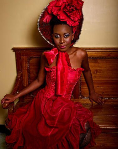 Photographie de mode d’un mannequin en robe rouge, réalisée lors d’un défilé.