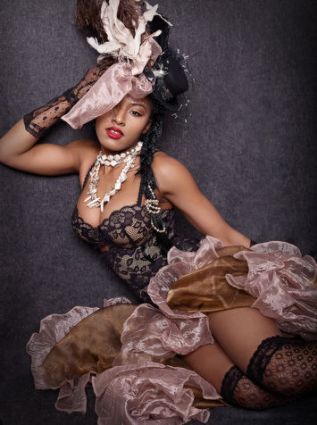 Portrait artistique d’une femme en tenue élégante, réalisé dans un studio de design à Montréal.
