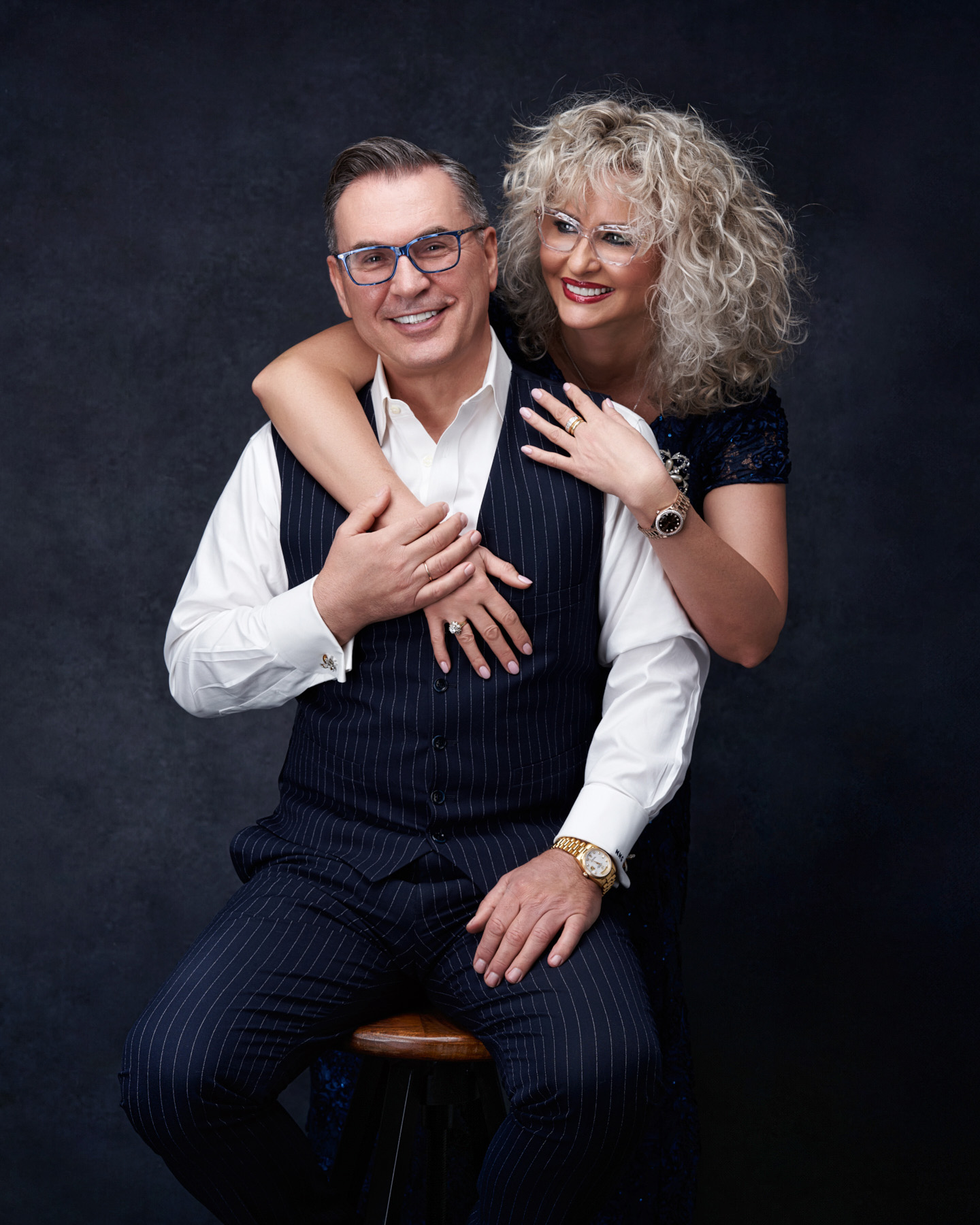 Couple enlacé assis lors d’une séance photo en studio à Longueuil.