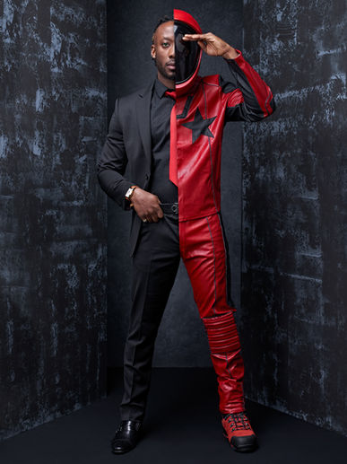 Portrait créatif en tenue rouge et noire, réalisé en studio à Longueuil.