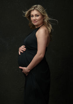 Portrait de grossesse en robe noire réalisé en studio à Longueuil.