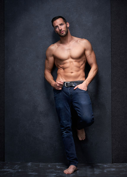 Portrait artistique d’un homme torse nu, réalisé en studio à Longueuil.