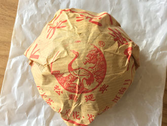 おうち時間　お茶の塊を砕くところからプーアル茶を淹れてみる