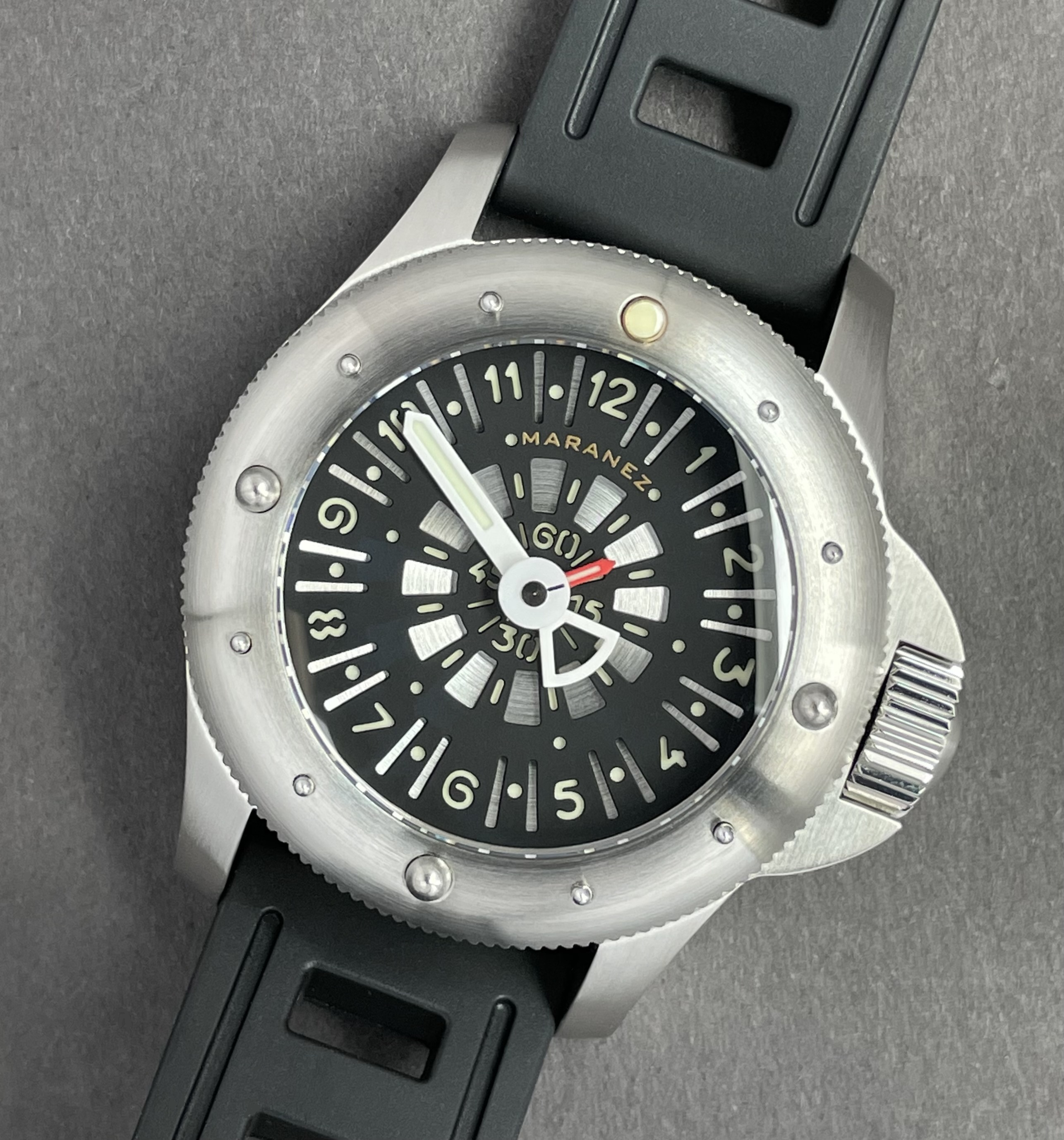 Rawai 42 stainless steel black silver gauge style