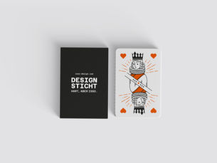 Selbst gestaltete Schnapskarten von ISSO Design mit schwarz-orangen Illustrationen und Verpackung auf hellem Hintergrund