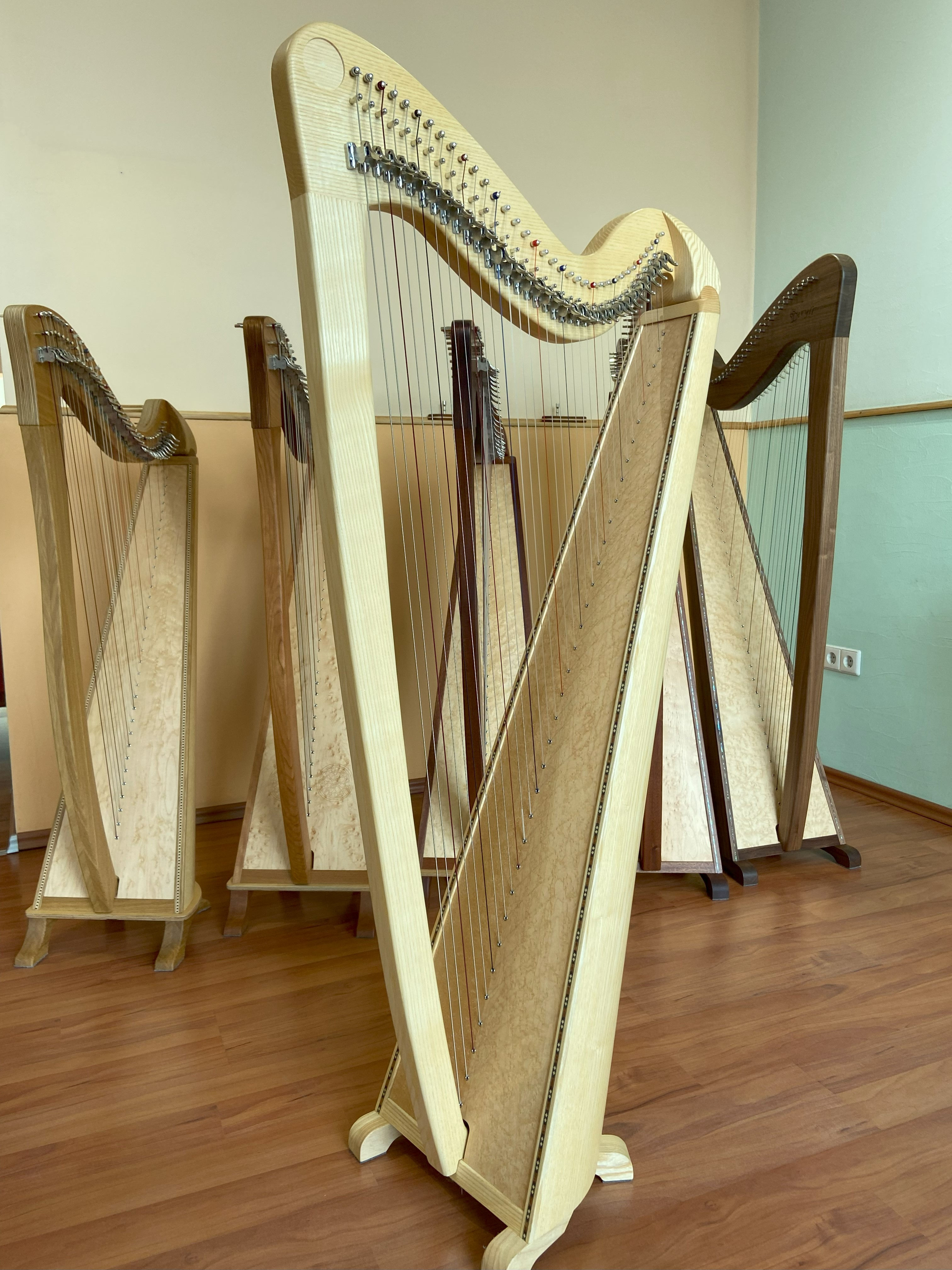 Hakenharfe Beryll Esche mit Intarsien am Rand