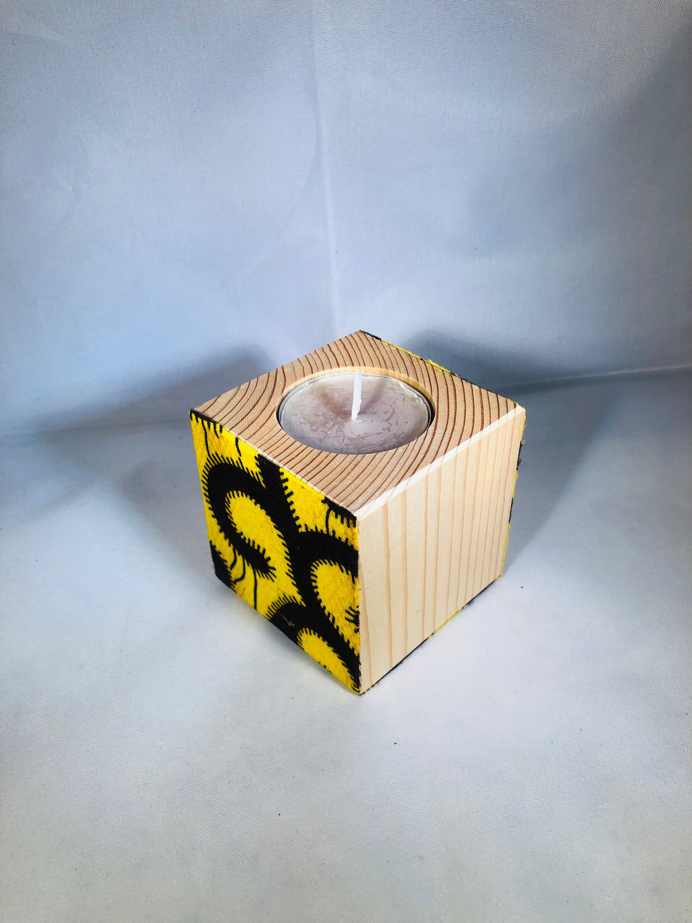 bougeoir en bois à motif en wax