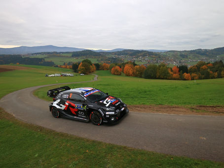 Ogier und Rovanperä dominieren die Dreiländer-Etappe