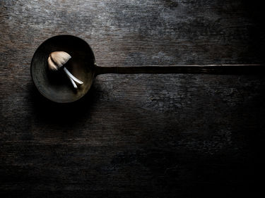 סדנה מתקדמת בצילום אובייקט ובימוי פריים יצירתי
בסדנה נצלול לעולם צילום טבע דומם – ז'אנר שמפגיש שליטה טכנית עם ראייה אסתטית ואומנותית.
נלמד לביים פריים עד לפרט האחרון בעזרת קומפוזיציה, תאורה מלאכותית, צבע וטקסטורה – ולגלות איך להפוך חפצים יומיומיים ליצירות אמנות מצולמות.