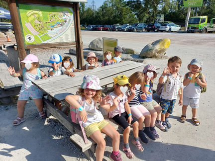 Společná fotografie dětí ze školky během výletu do Krtkova světa plného her, objevování a zábavných aktivit.