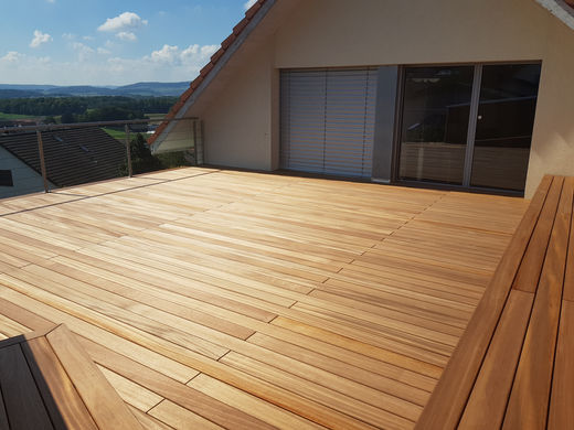 schöner Holzbodenrost aus Sipo auf Terrasse mit Blick in die Ferne