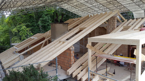 Dachaufstockung in Bülach mit neuem Dachstuhl und Notdach 