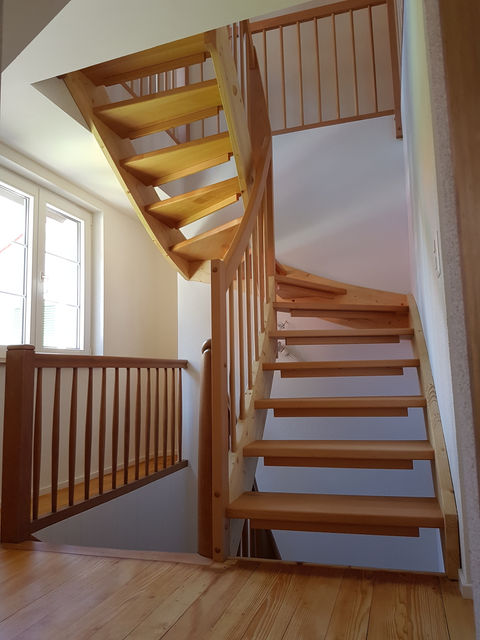 gestemmte Holztreppe aus Eiche und Staketengeländer