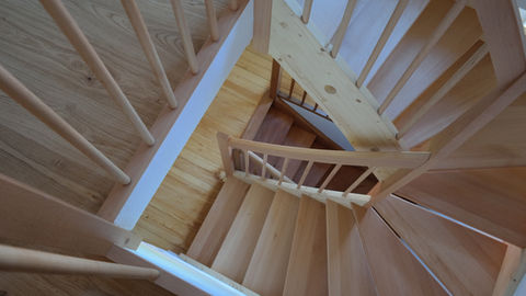 Treppe aus Holz mit Staketengeländer