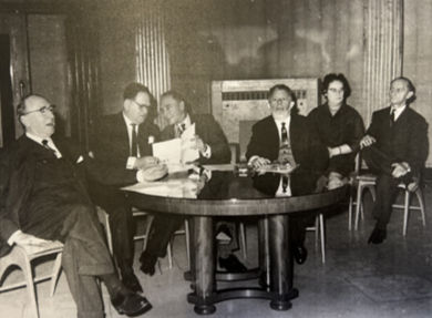 Six individus, dont Max Gottschalk tout à gauche, photographiés pendant une réunion vraisemblablement en lien au projet Forêt Roi Baudouin. © Archives de l’Institut d’Études du Judaïsme. 