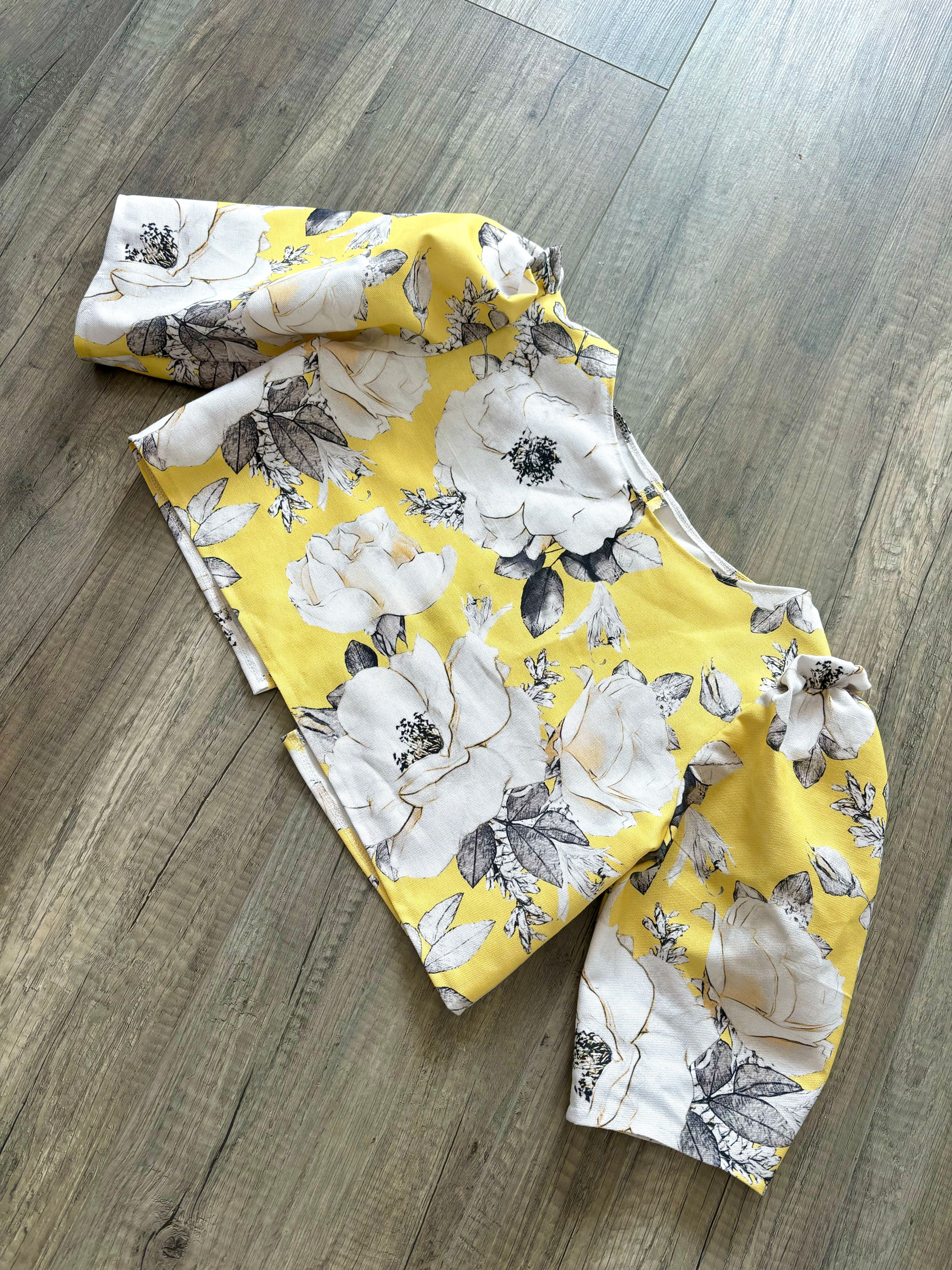 Corpetto sartoriale giallo con fiori grigi