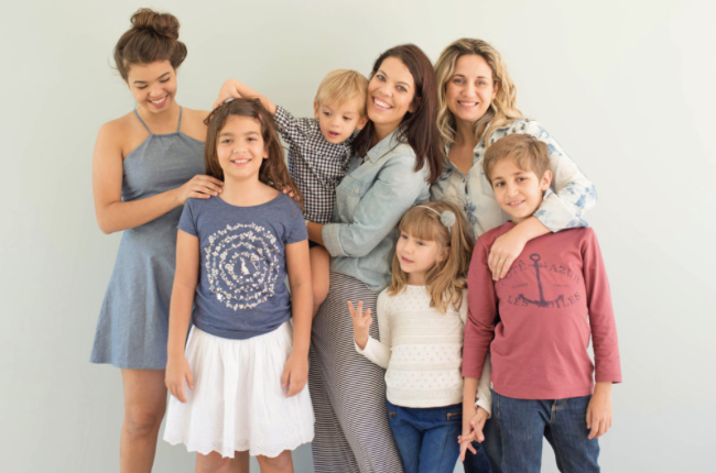 Débora e Flávia com seus filhos