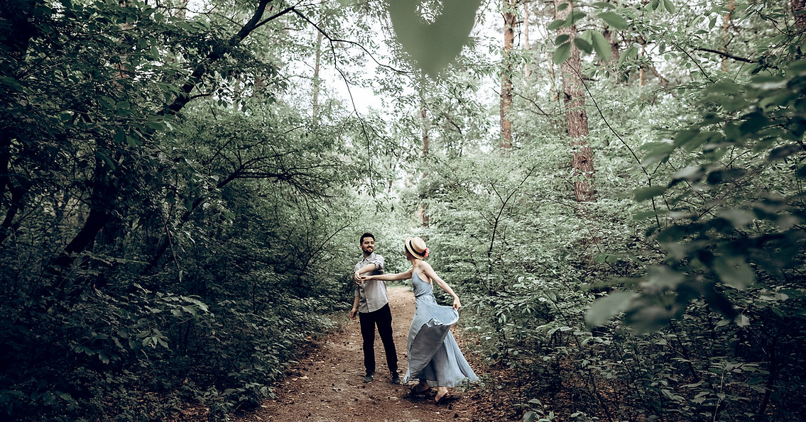 Verlobungsshooting im Wald in Kassel – echte Emotionen & liebevolle Momente