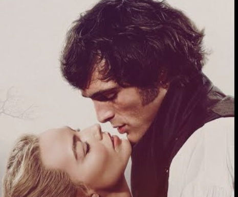 Com uma adaptação literária mais livre "O Morro dos Ventos Uivantes" continua trágico e dramático