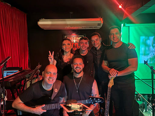 Tributo Sandy & Júnior reuniu o principais fãs da dupla no Fome Stop Pub . Veja fotos