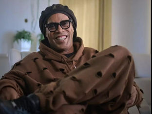 Documentário sobre Ronaldinho Gaúcho é um belíssimo retrato de sua trajetória, mas pouco corajoso.