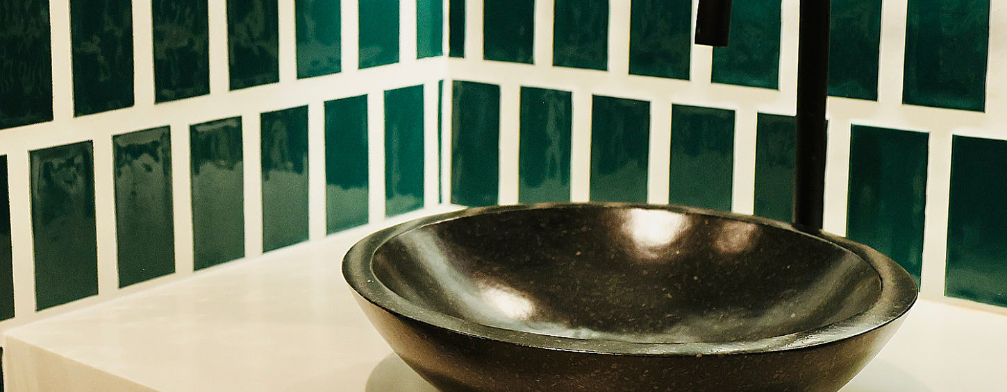 Chambre Stella UmaNua — 25m², vasque de salle de bain en pierre noire Uma Nua house