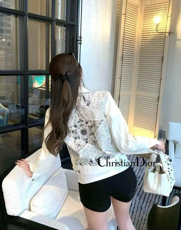 섬네일: 디올 북 플라워 별 면 자켓