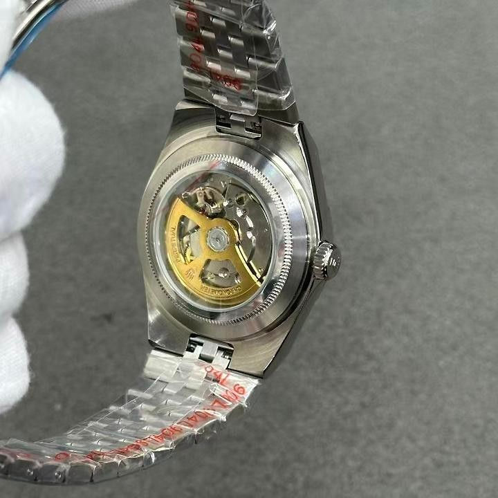 섬네일: 롤렉스 랜드 드웰러 40mm 화이트