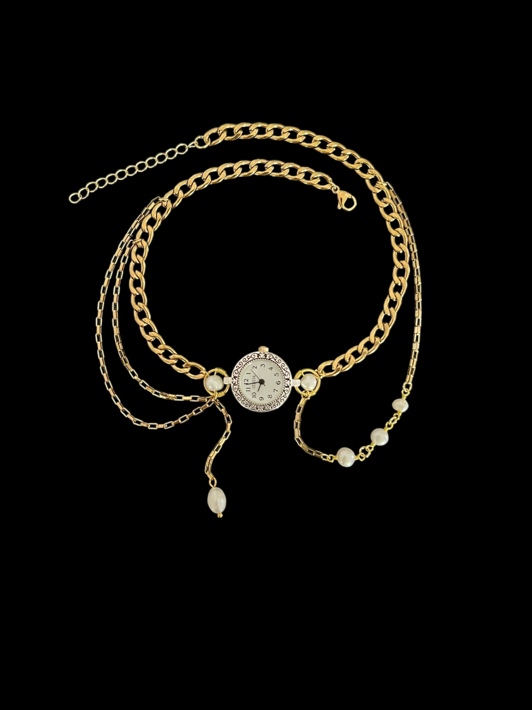 Necklace with pearls in gold 
