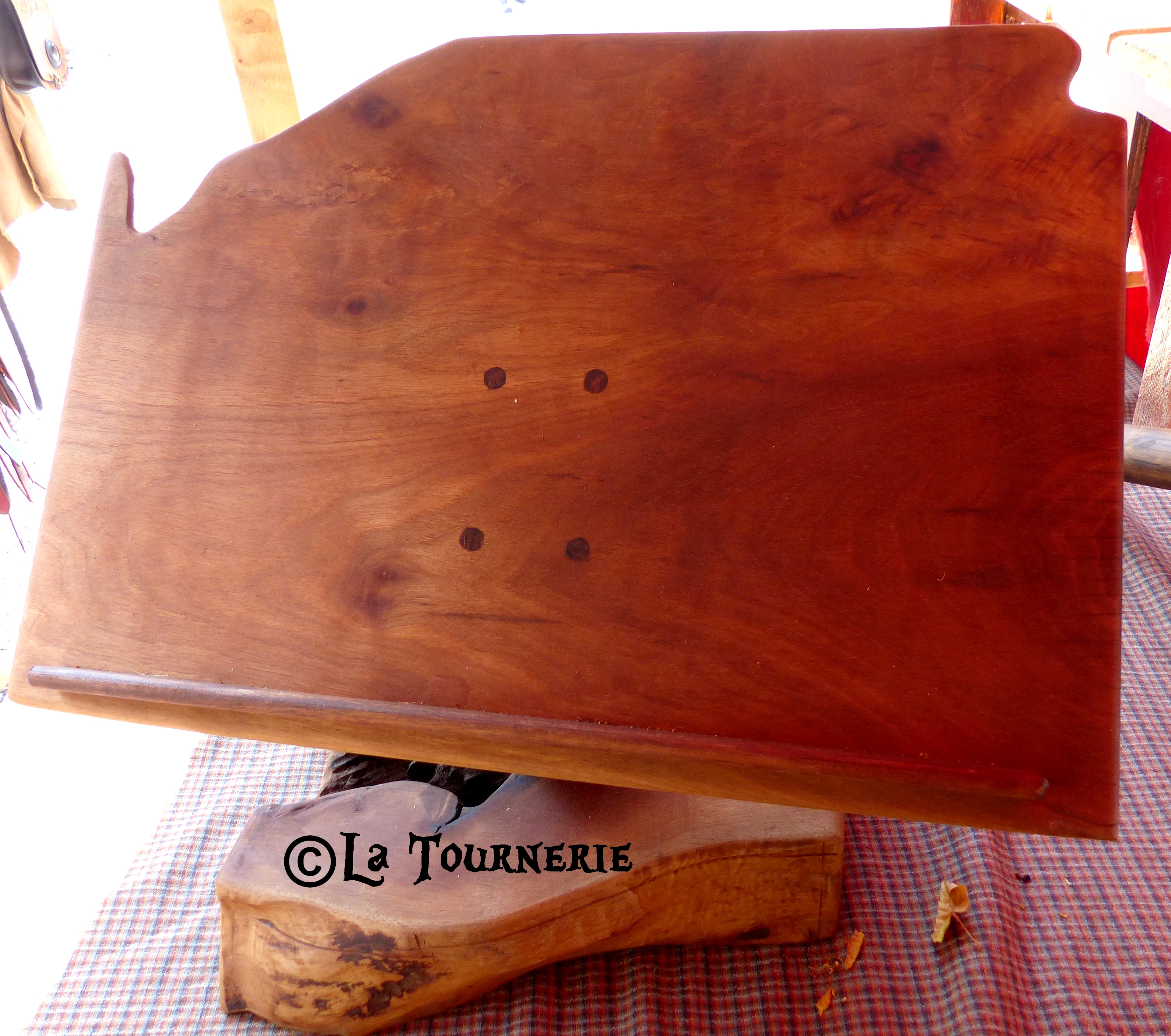 Lutrin en noyer made in La Tournerie