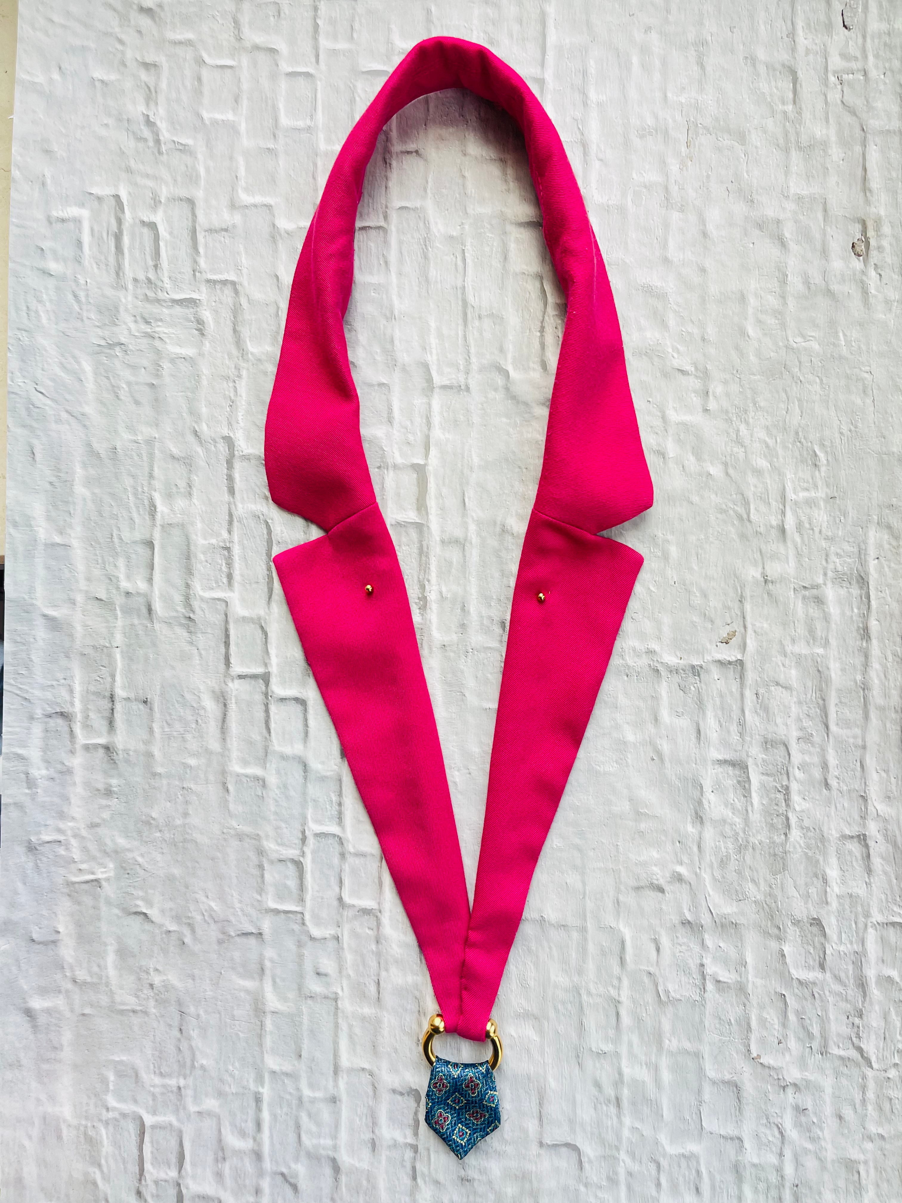 עניבת צוארון ורודה