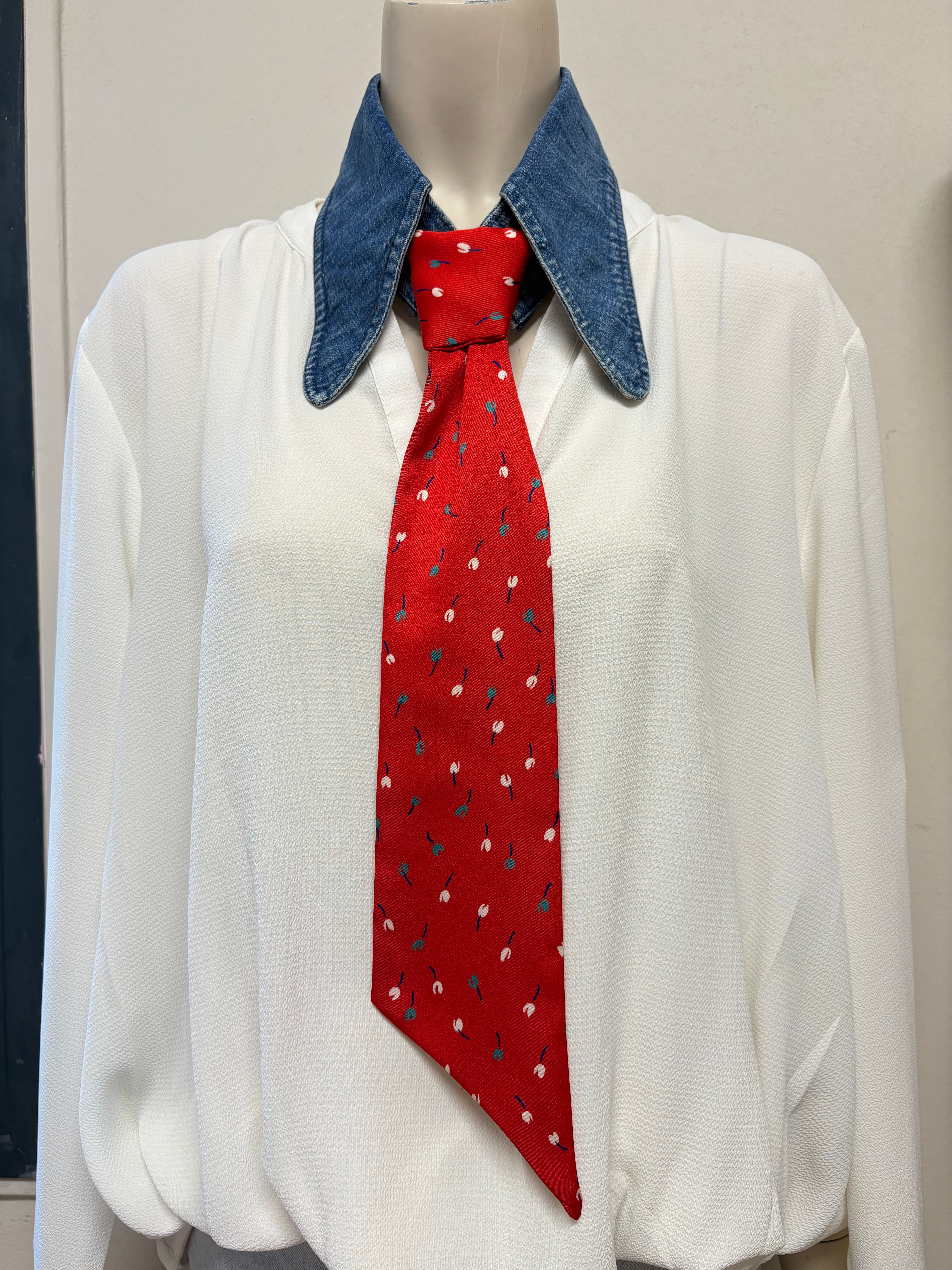 MIX צוארון ג׳ינס ועניבה אדומה ארוכה