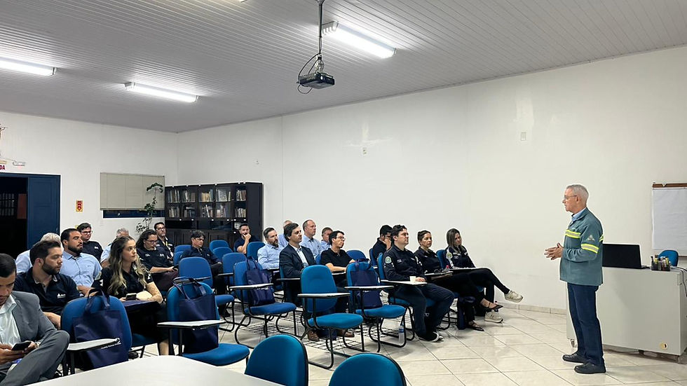 Diretor-presidente da FTC, Benony Schmitz Filho falando com a comitiva