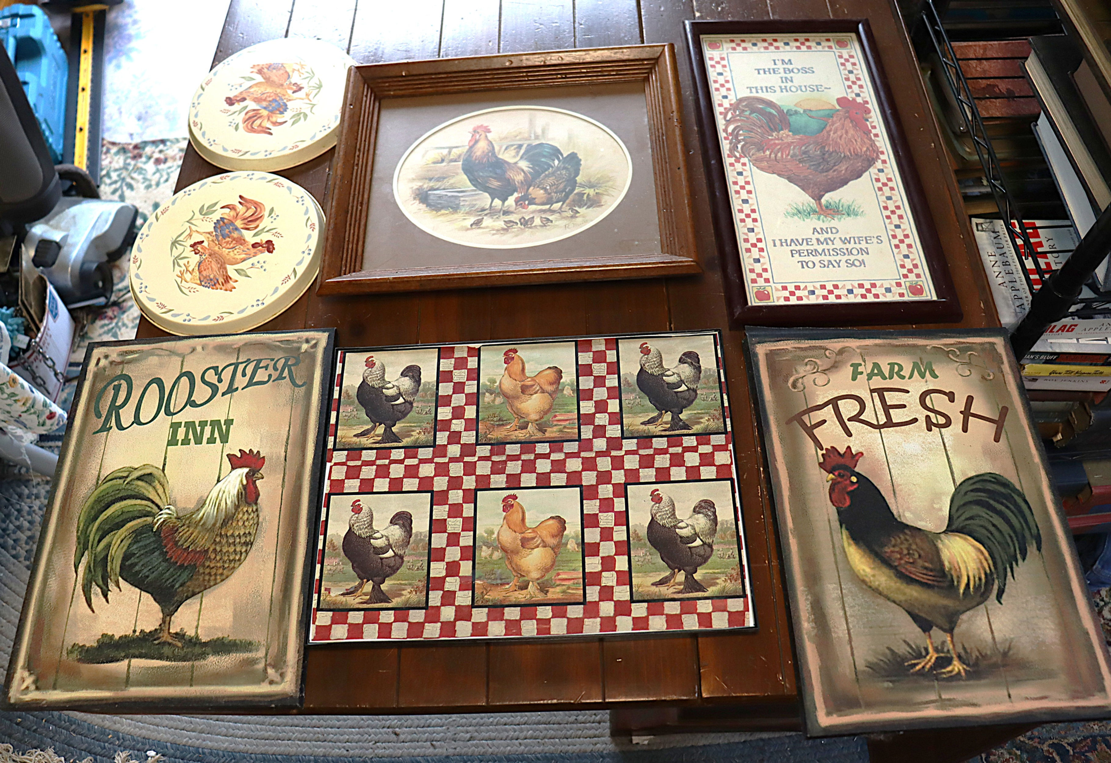 7 piece Rooster set for kitchen including 5 pictures.
