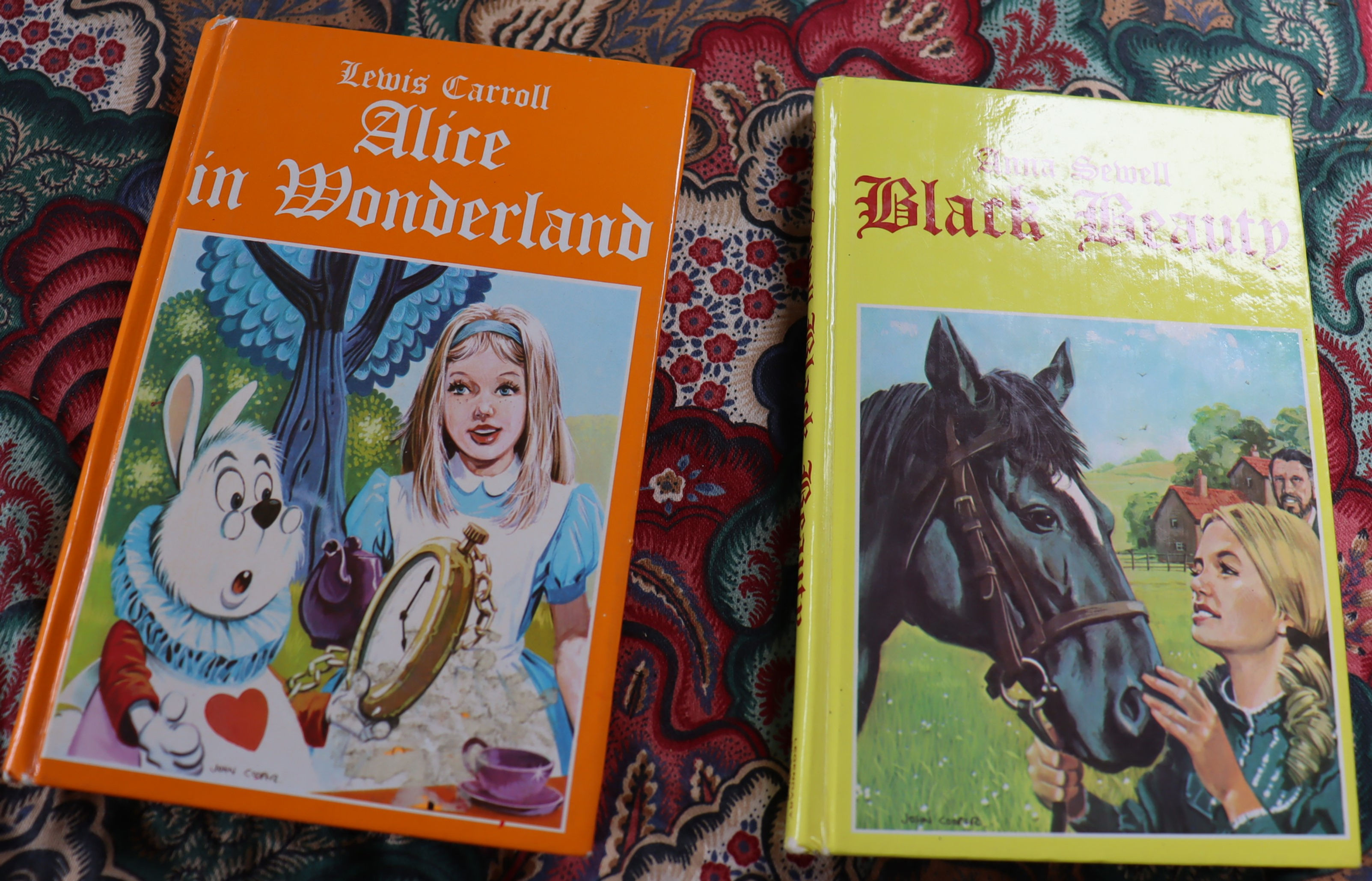 Vintage Alice in Wonderland Lewis Carroll 1982 printed in Hungary and Black Bea